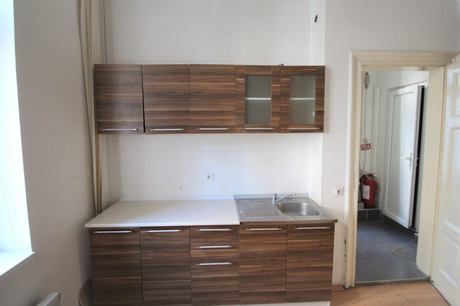 Се изнајмува деловен простор на плоштад - За Изнајмување - Центар - Слика 9