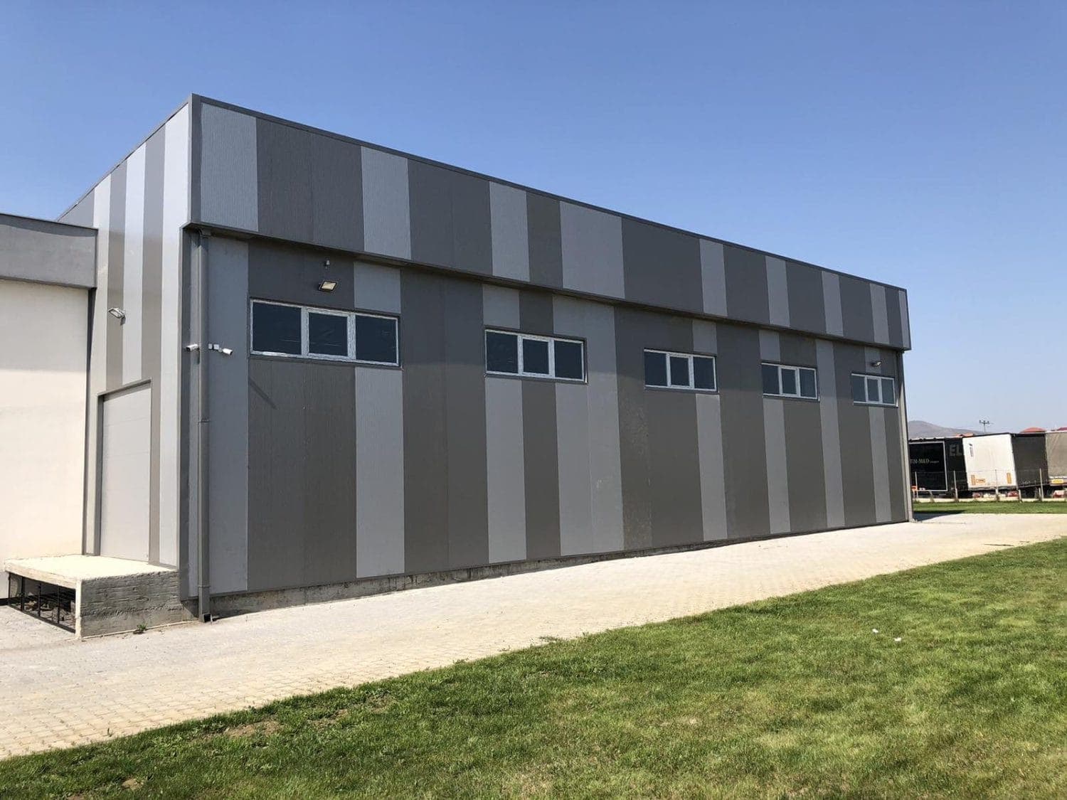 Деловен простор со магацин во Илинден - За Изнајмување - Илинден - Слика 3