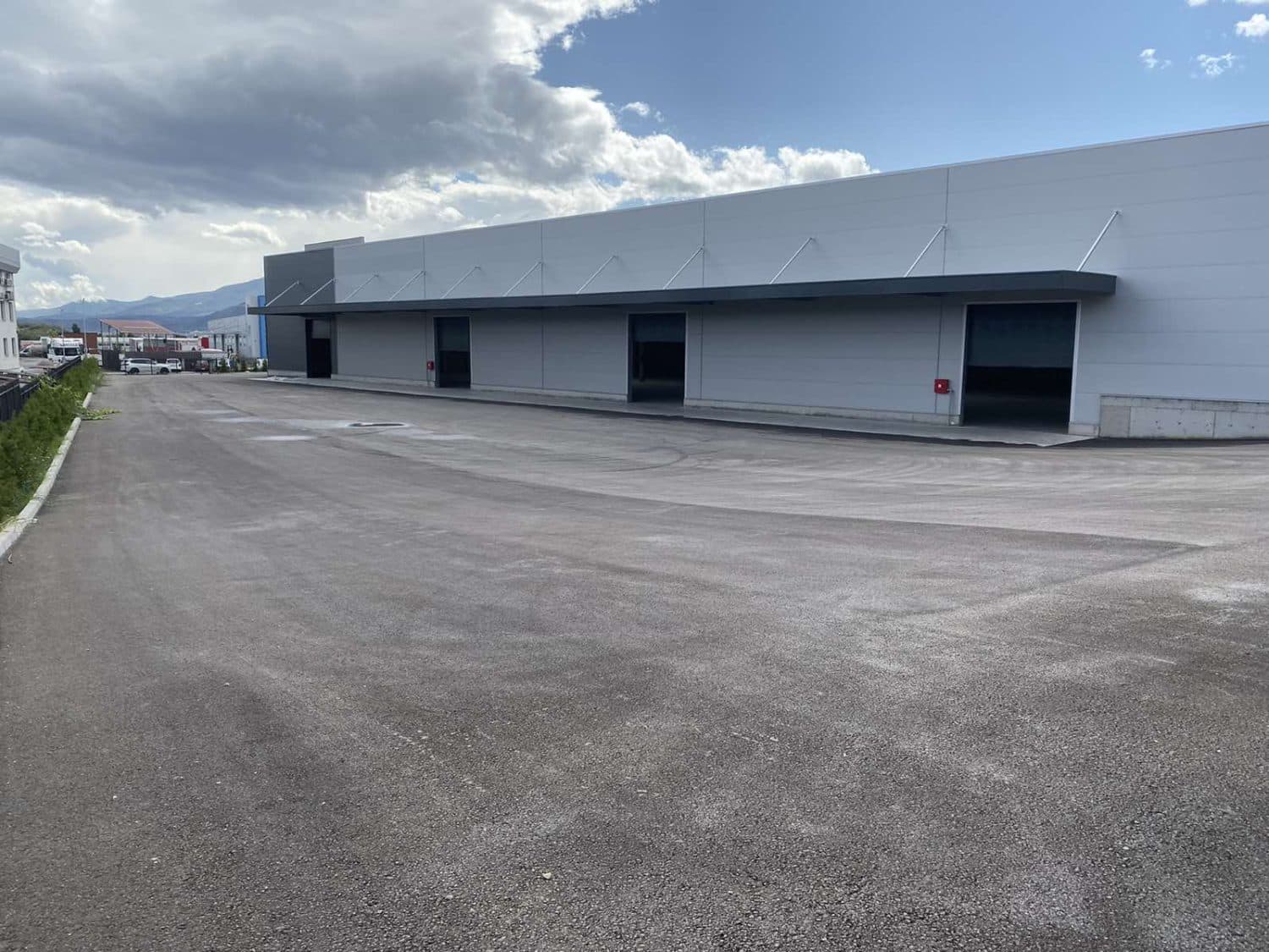 Деловен објект и хала во Визбегово - За Изнајмување - Карпош - Слика 2