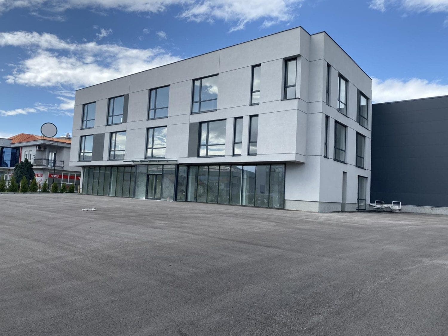 Деловен објект и хала во Визбегово - За Изнајмување - Карпош - Слика 1