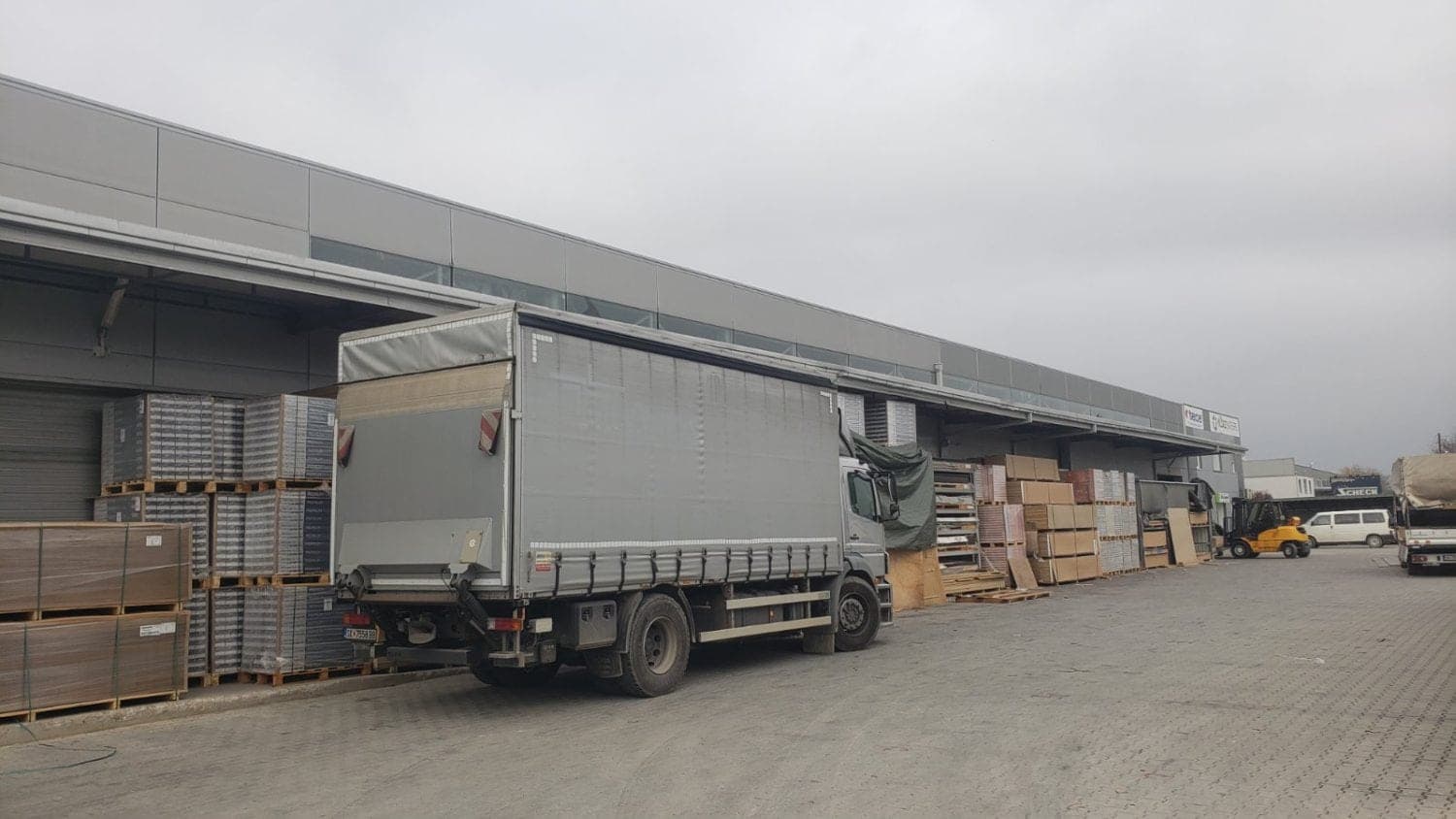 Се изнајмува деловен простор во Визбегово - За Изнајмување - Карпош - Слика 1