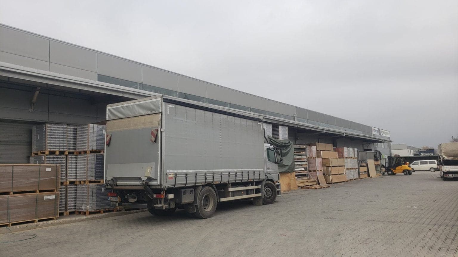 Се изнајмува деловен простор во Визбегово - За Изнајмување - Карпош