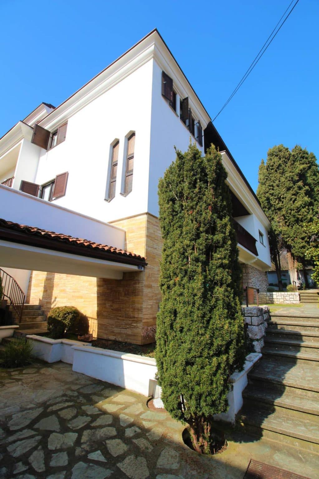 House with yard in Crniche - For Sale - Crniche