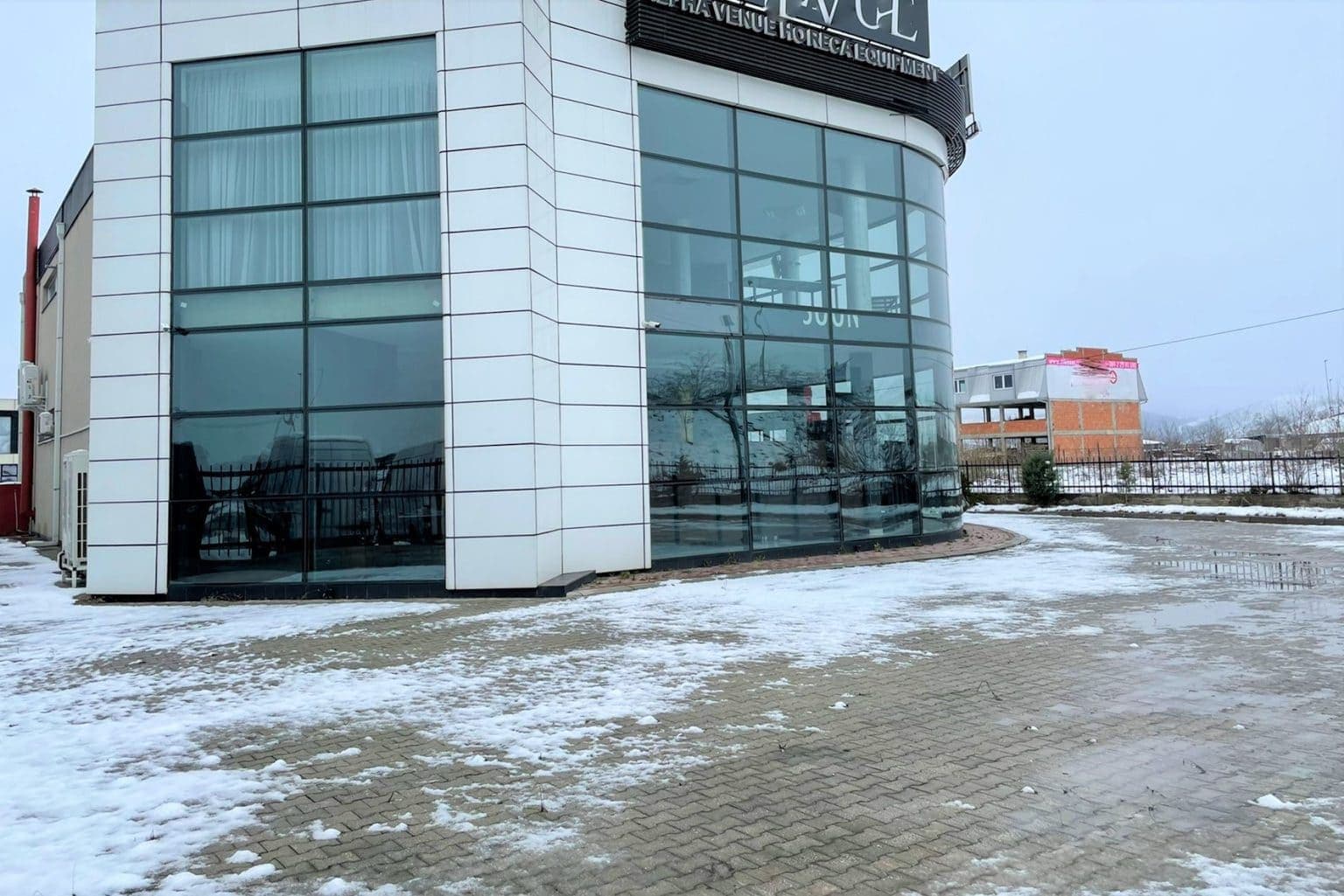 Се изнајмува деловен простор во Визбегово - За Изнајмување - Карпош - Слика 1