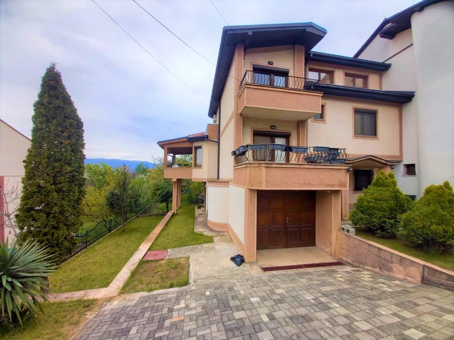Kуќа 250m2 во Пржино - За Изнајмување - Пржино