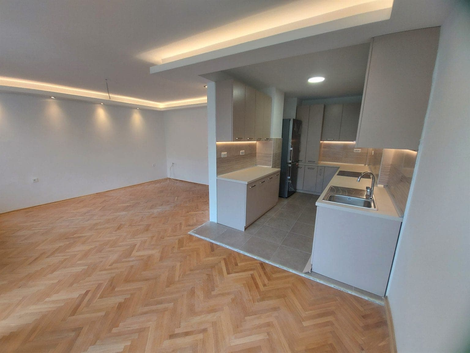 Се изнајмува стан на одлична локација во Центар - За Изнајмување - Центар - Слика 1