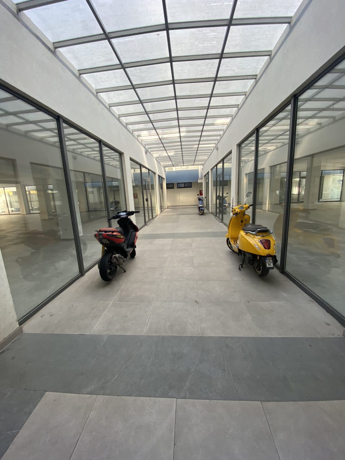 Business space 625m2 in Aerodrom - 2