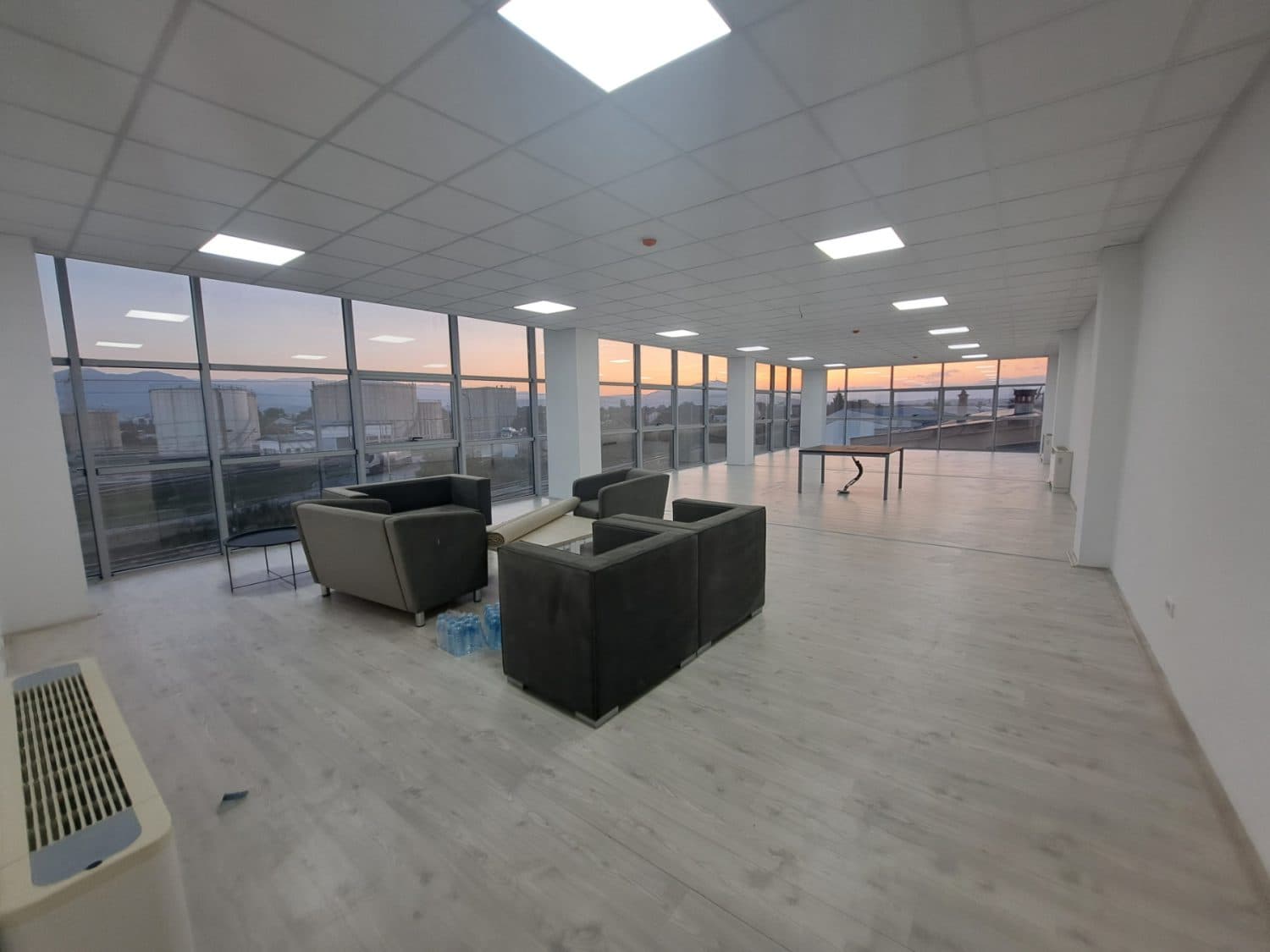 Се изнајмува магацински и канцелариски простор во Илинден - За Изнајмување - Илинден - Слика 1