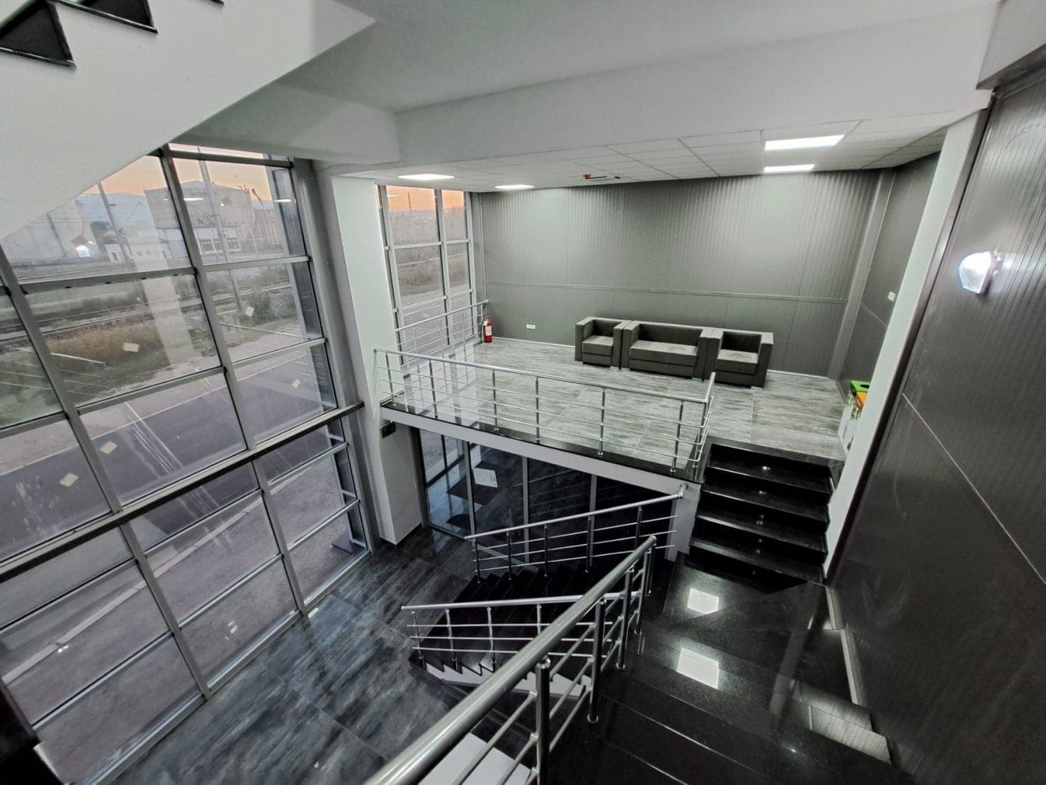 Се изнајмува магацински и канцелариски простор во Илинден - За Изнајмување - Илинден - Слика 2