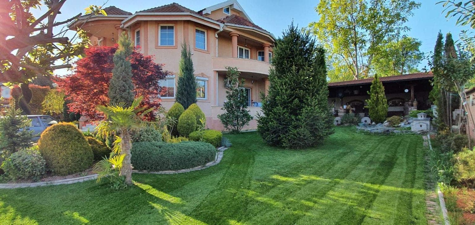 Beautiful house 320m2 with spacious yard - For Sale - Gjorche Petrov - Image 12