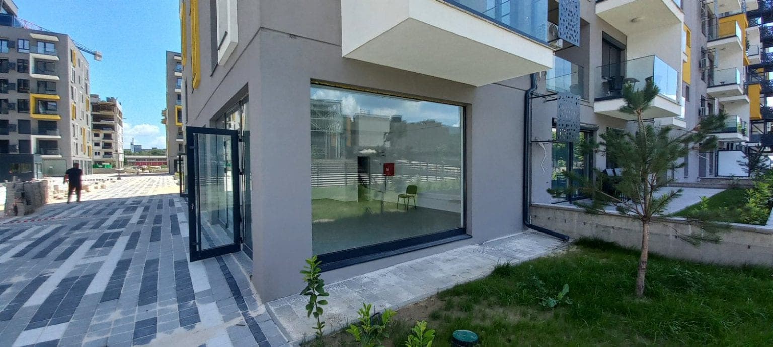 Деловен простор во East Gate Living - За Изнајмување - Гази Баба