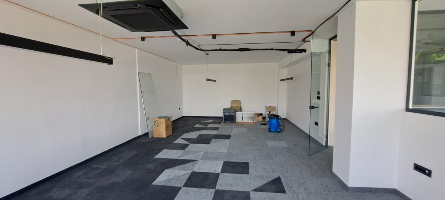 Модерен деловен простор во бизнис зграда - За Изнајмување - Центар - Слика 3