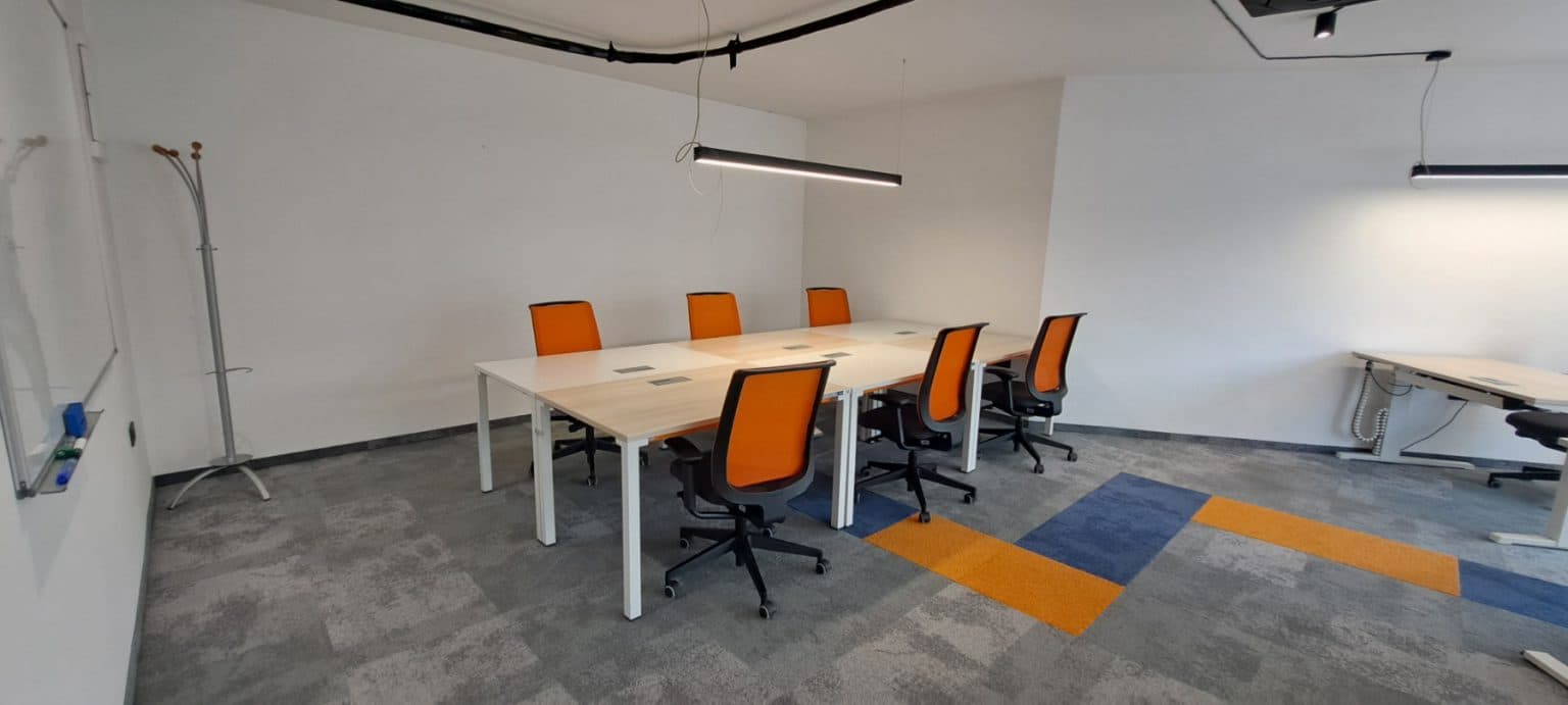 Модерен деловен простор во бизнис зграда - За Изнајмување - Центар - Слика 12