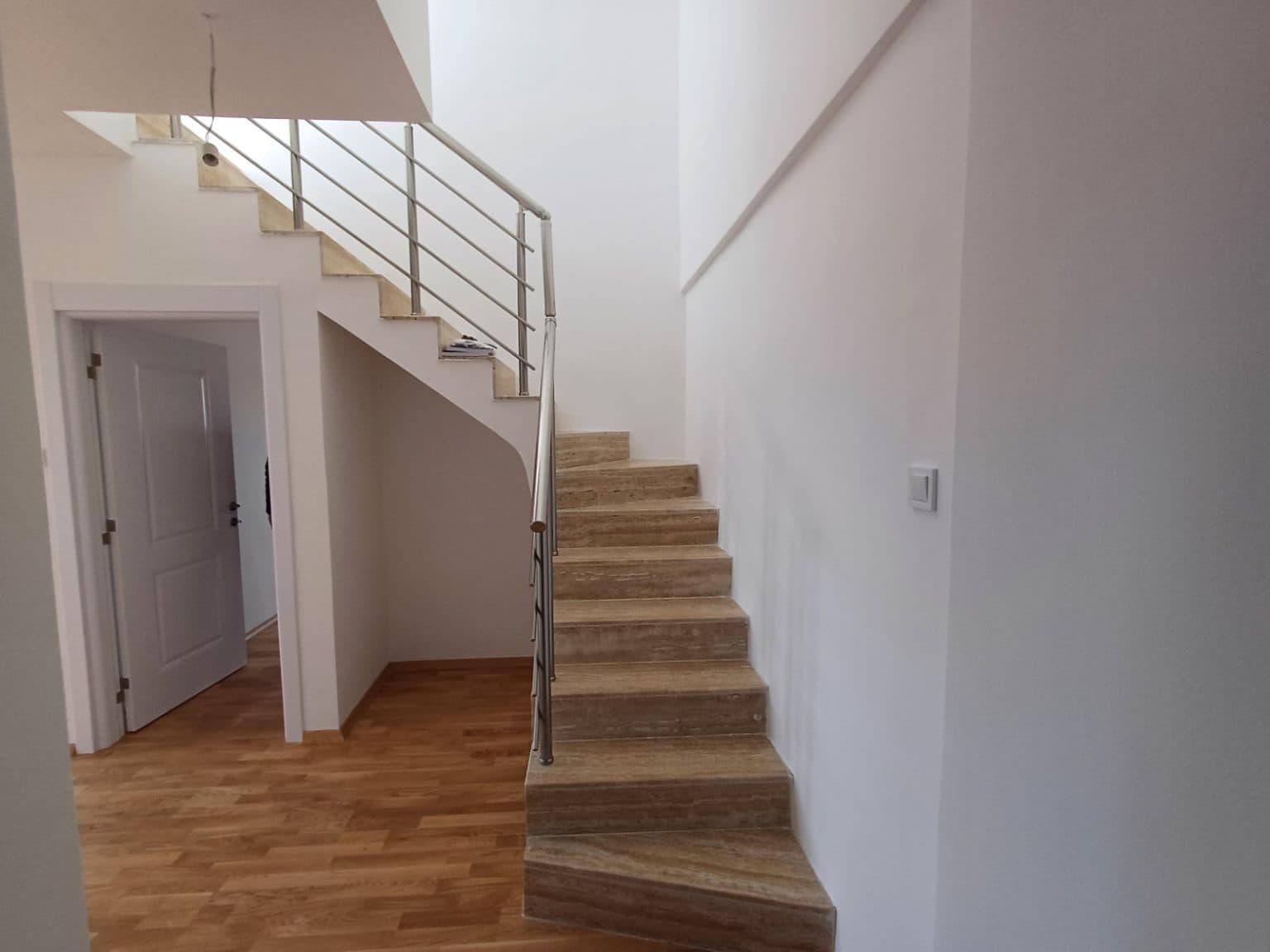 Стан 120м2 на мирна локација во Хром - 2