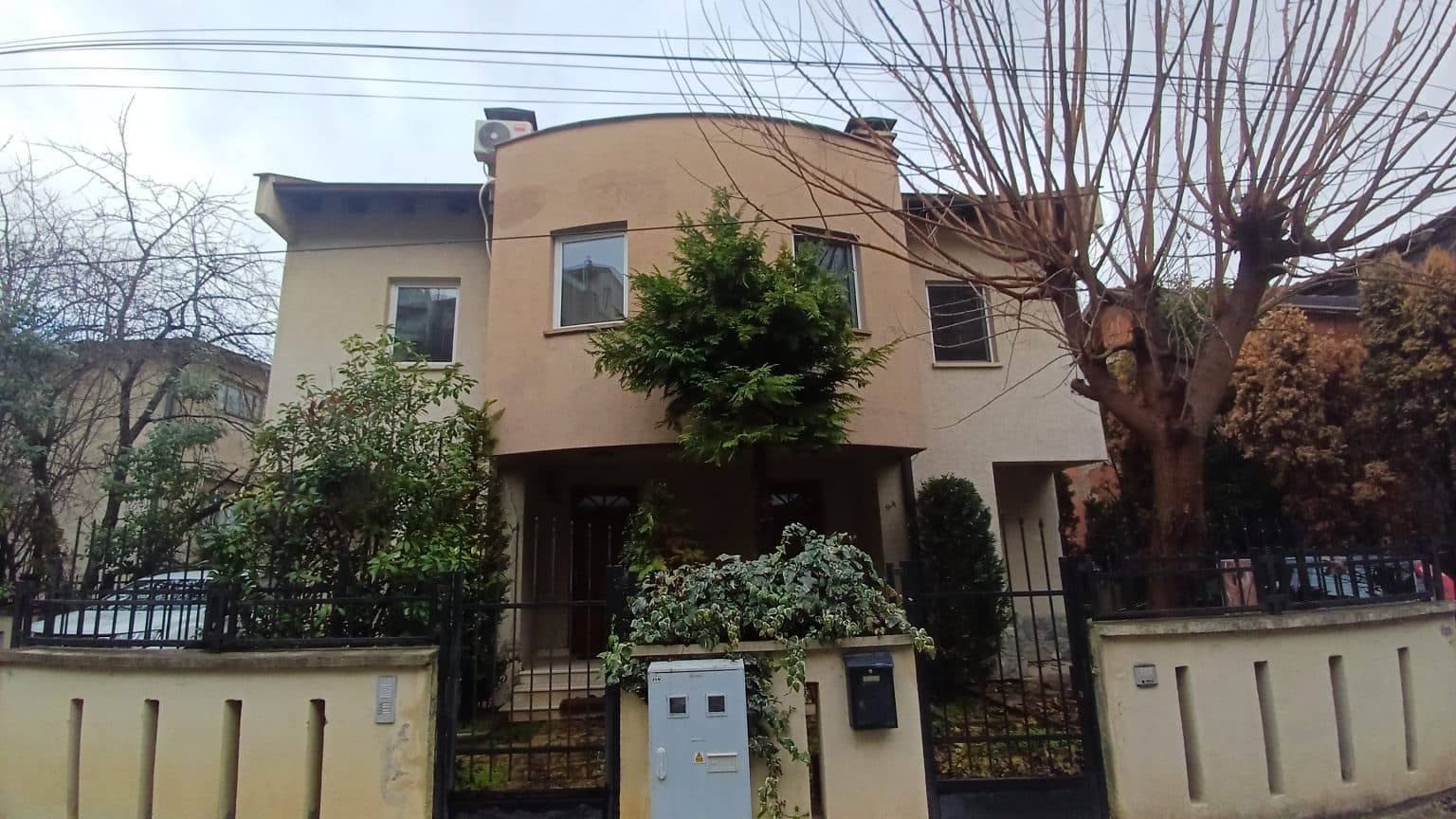 House 250m2 with green yard in Crniche - For Rent - Crniche