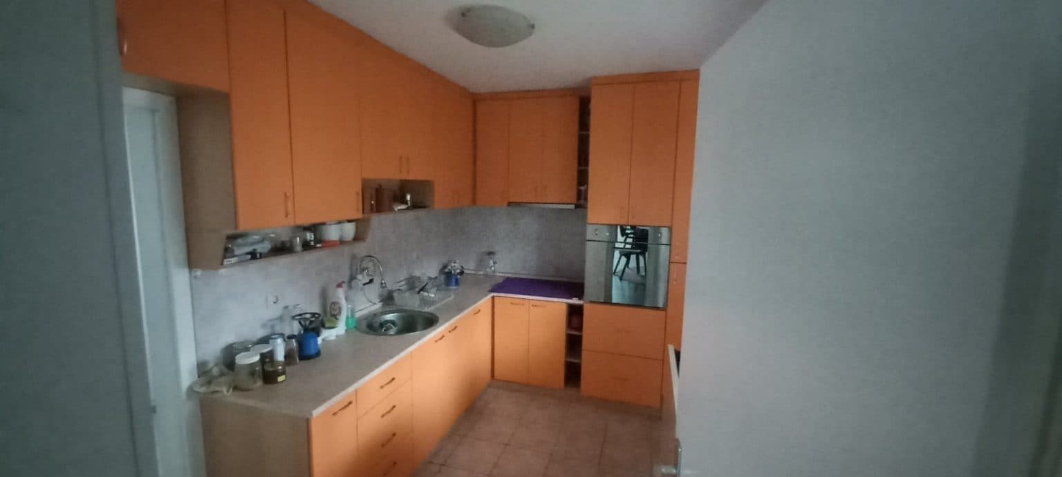Spacious house 300m2 with garden in Vizbegovo - For Sale - Karposh - Image 12