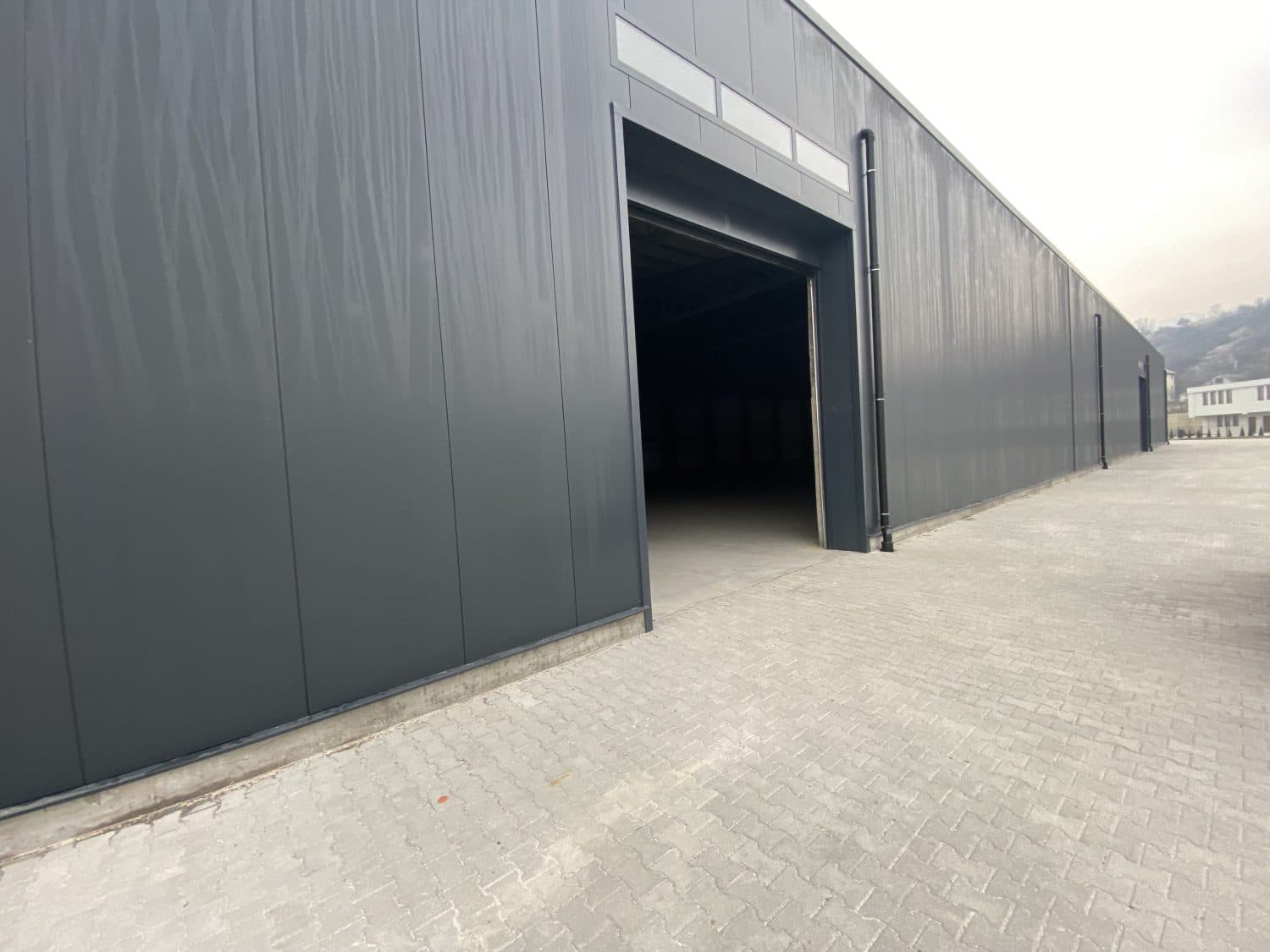 Индустриски објект 2500м2 - За Изнајмување - Ѓорче Петров - Слика 2