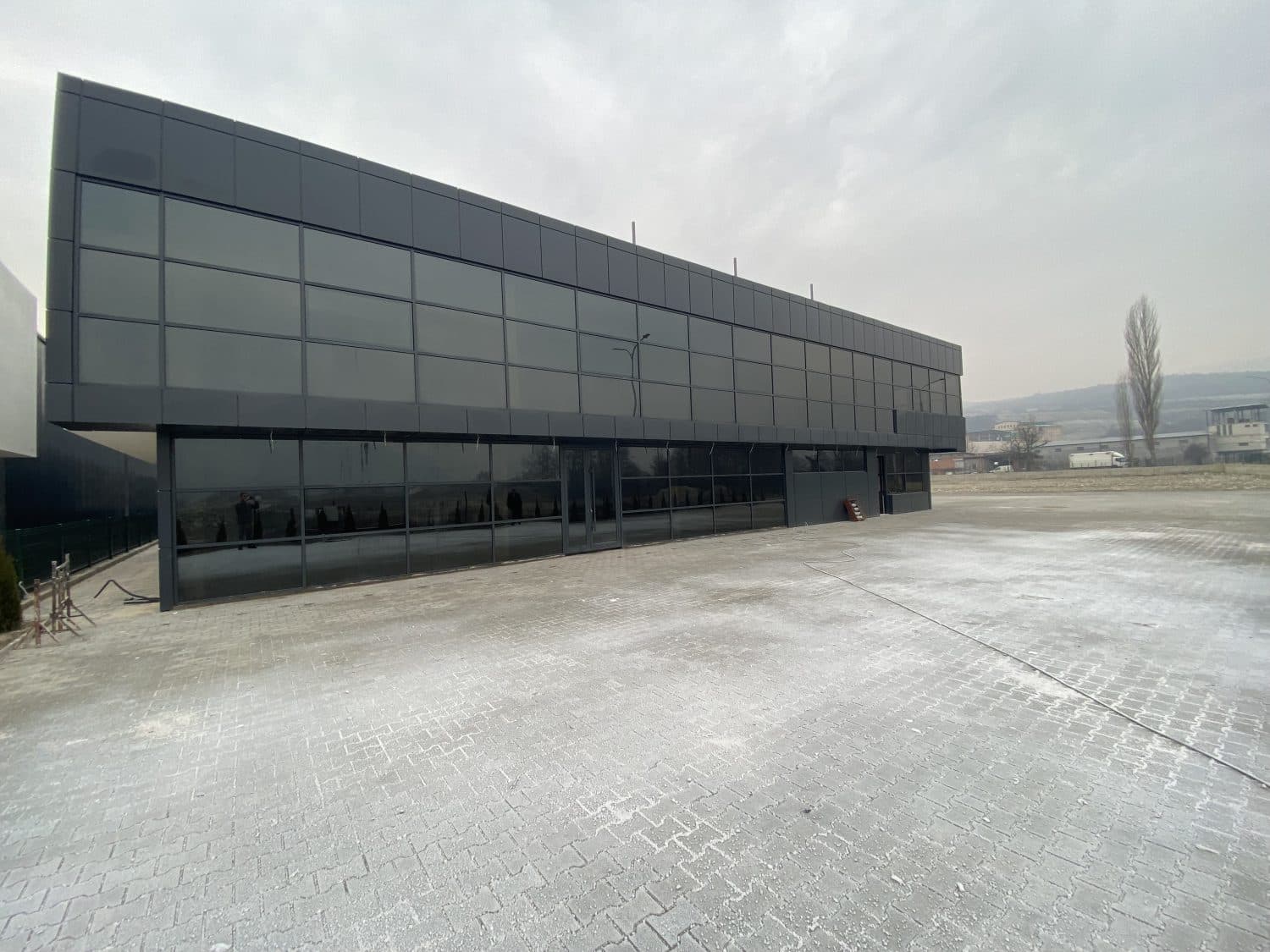 Индустриски објект 2500м2 - За Изнајмување - Ѓорче Петров - Слика 1