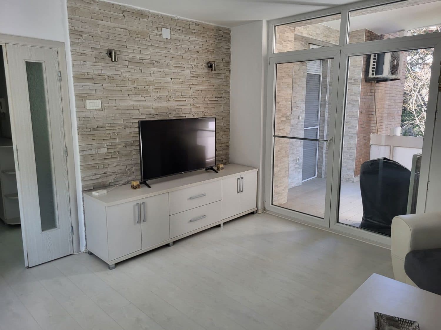 Spacious apartment 90m2 in Avtokomanda - For Rent - Gazi Baba - Image 2