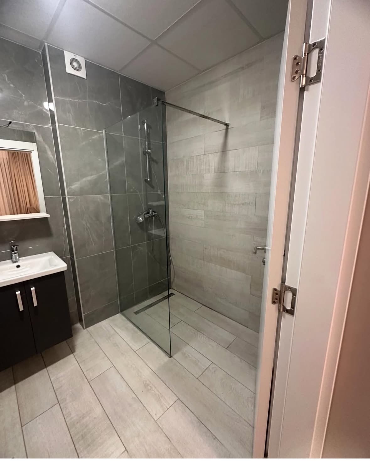 Стан 80м2 во комплексот East Gate Living - За Изнајмување - Гази Баба - Слика 11