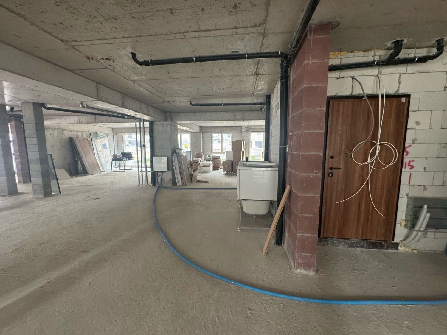 Деловен простор 300м2 во East Gate Living - За Изнајмување - Гази Баба - Слика 2