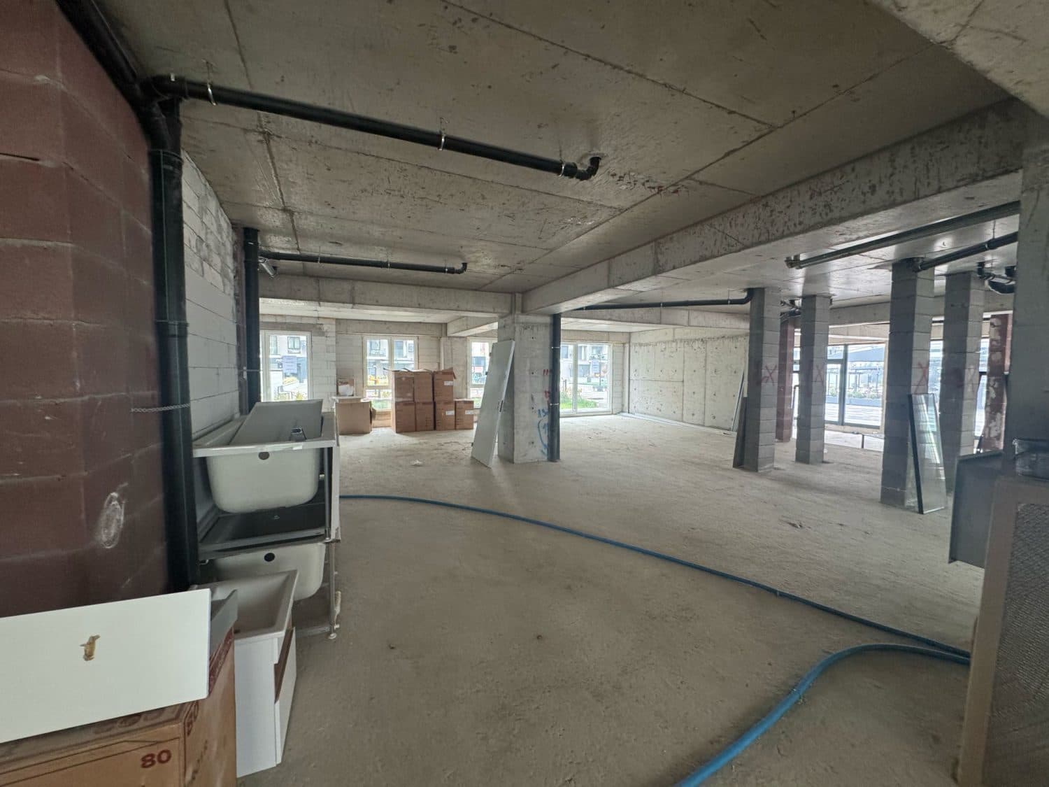 Деловен простор 300м2 во East Gate Living - За Изнајмување - Гази Баба - Слика 4