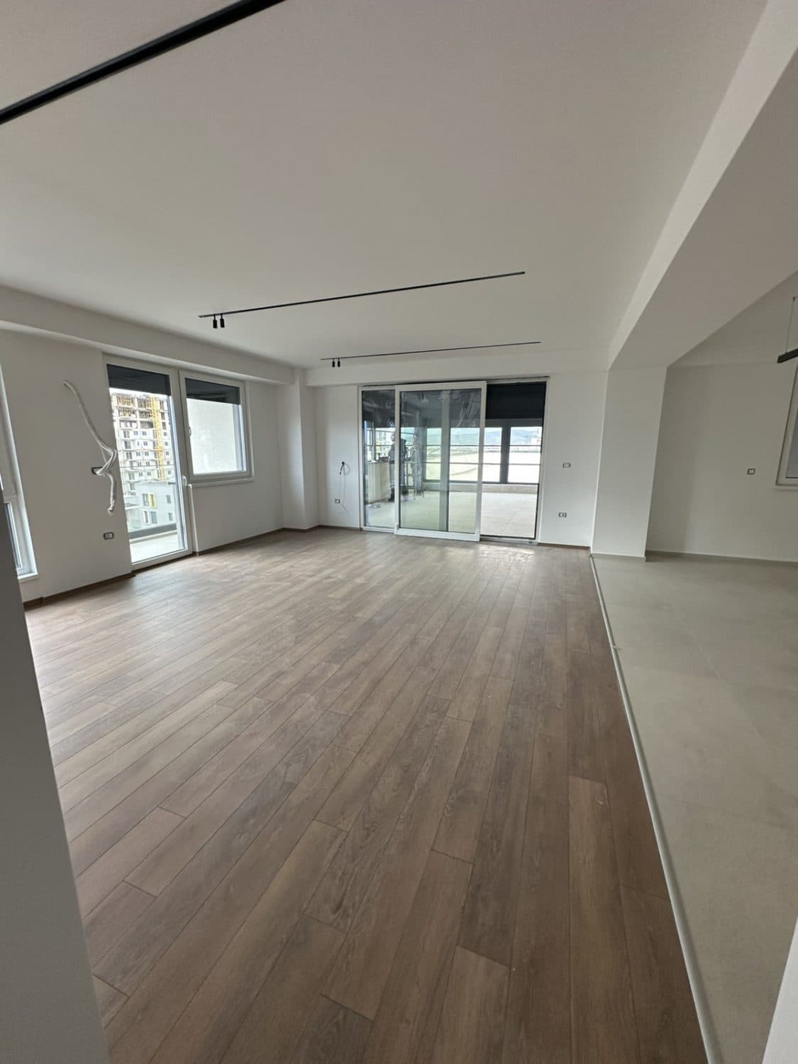 Деловен простор 320м2 во комлексот East Gate Living - За Изнајмување - Гази Баба - Слика 1