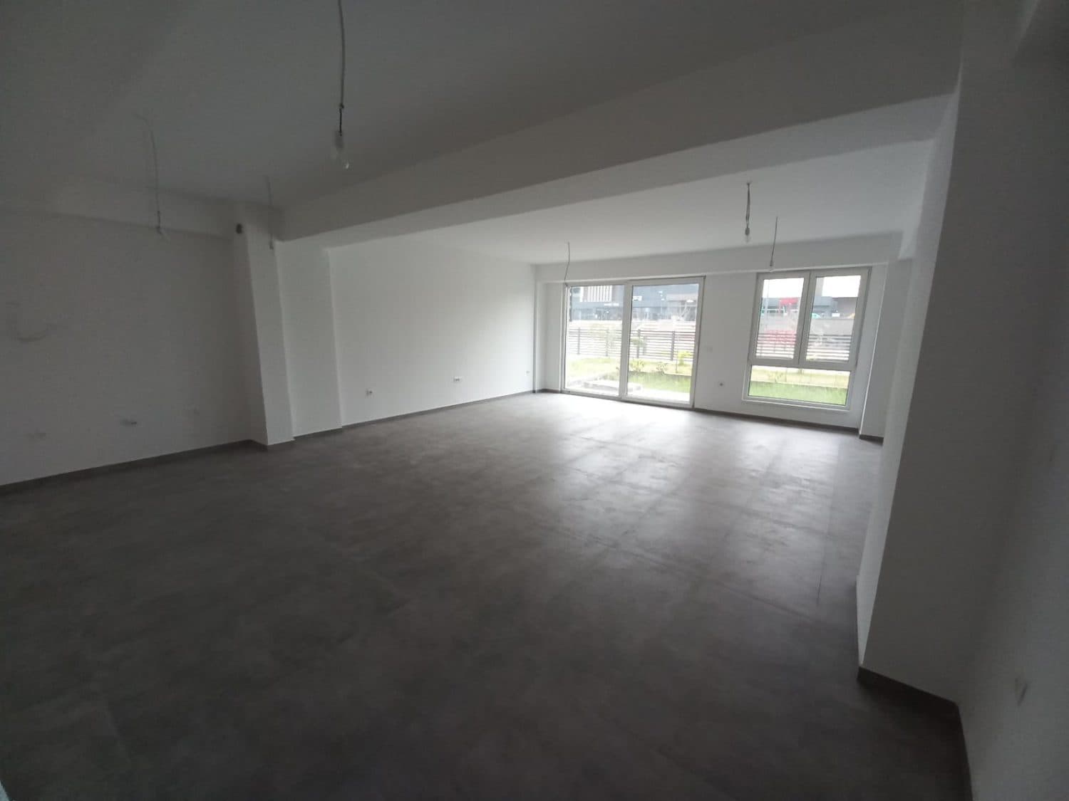 Деловен простор 100м2 во комплексот East Gate Living - За Изнајмување - Гази Баба - Слика 4