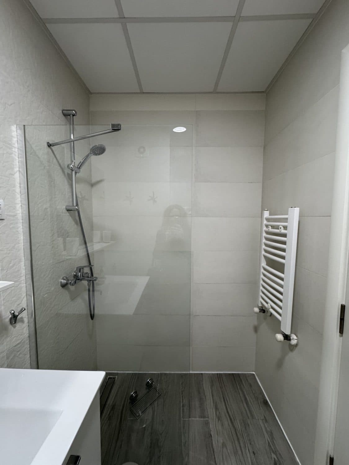 Деловен простор 100м2 во комплексот East Gate Living - За Изнајмување - Гази Баба - Слика 3