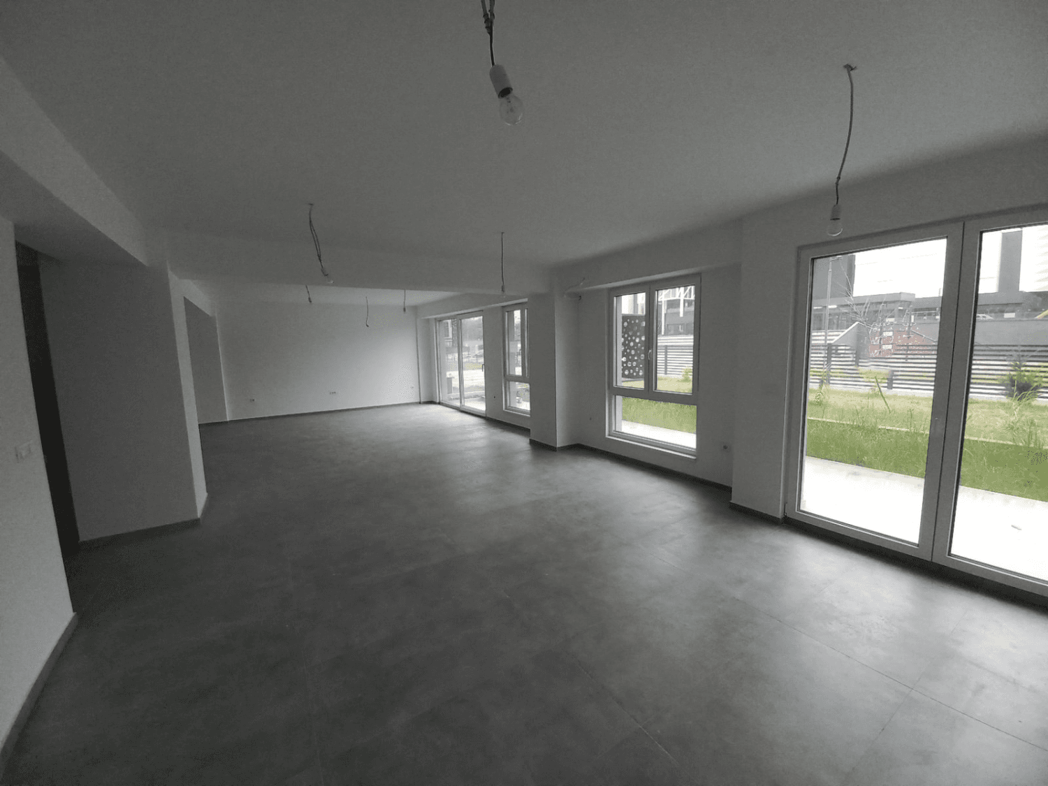 Деловен простор 100м2 во комплексот East Gate Living - За Изнајмување - Гази Баба - Слика 1