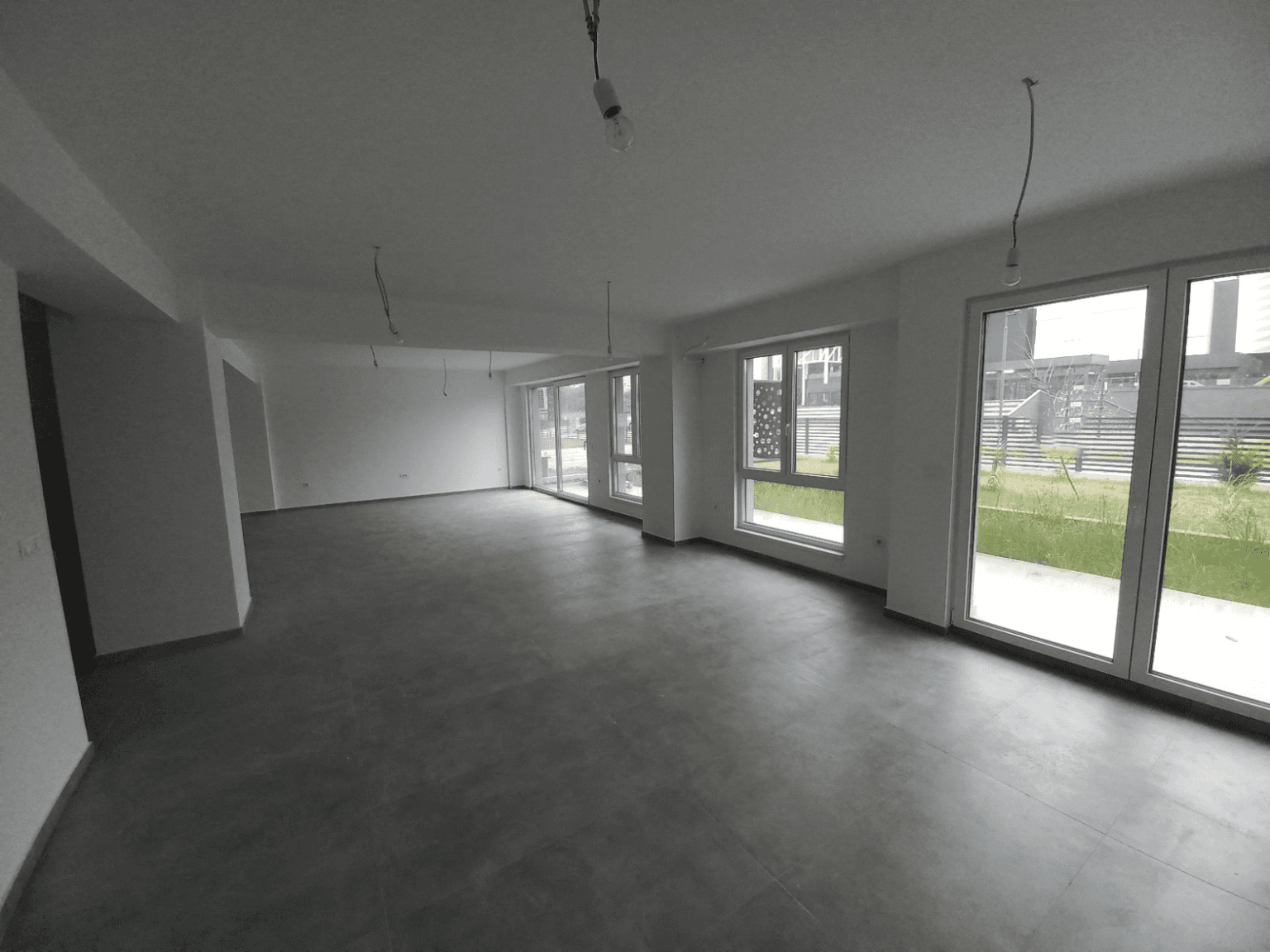 Деловен простор 100м2 во комплексот East Gate Living - За Изнајмување - Гази Баба