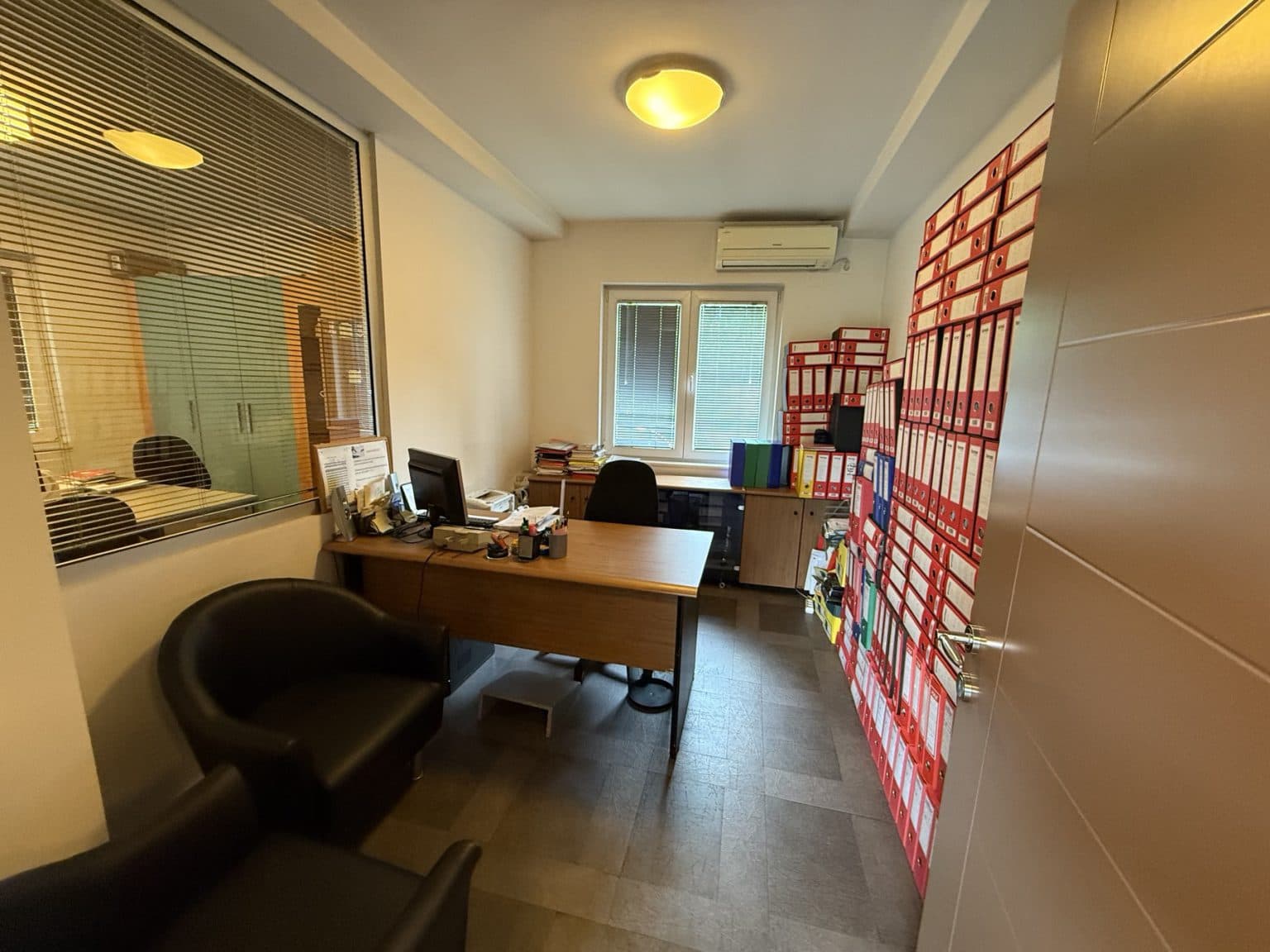 Деловен простор 92м2 во Центар - За Изнајмување - Центар - Слика 3