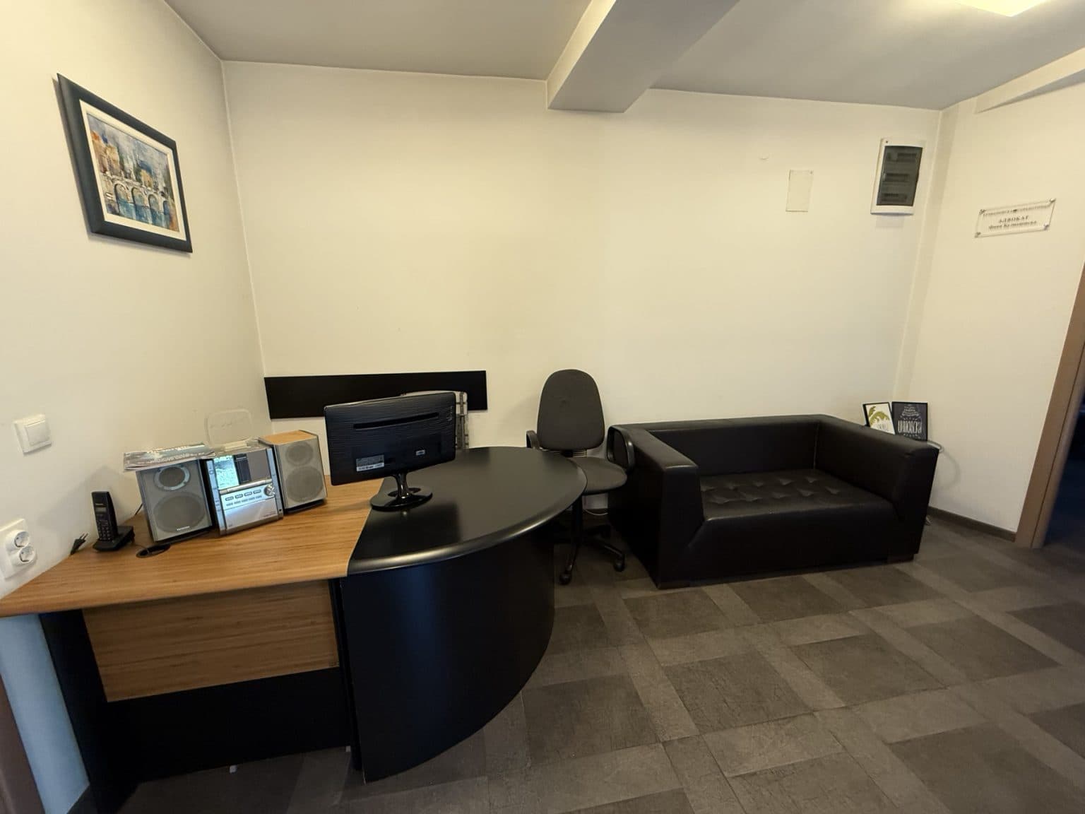 Деловен простор 92м2 во Центар - За Изнајмување - Центар - Слика 4