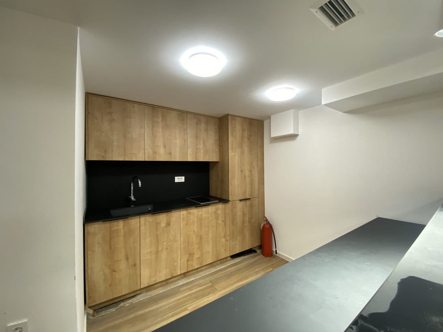 Business Space 560m2 in Center - For Rent - Centar - Image 19