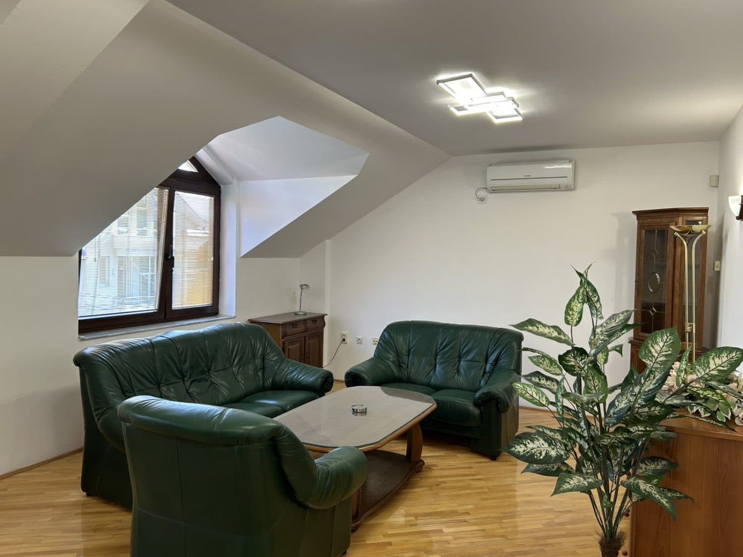 Пространа куќа 385м2 во Жданец - За Продажба - Карпош - Слика 2