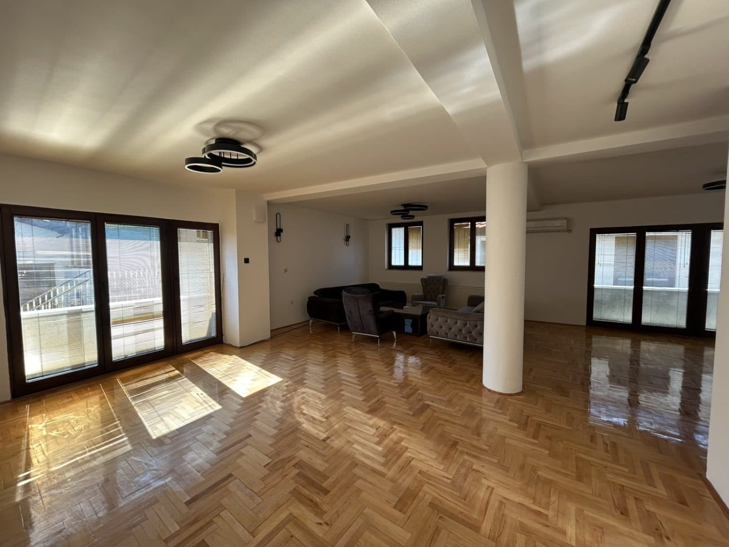 Пространа куќа 385м2 во Жданец - За Продажба - Карпош - Слика 1