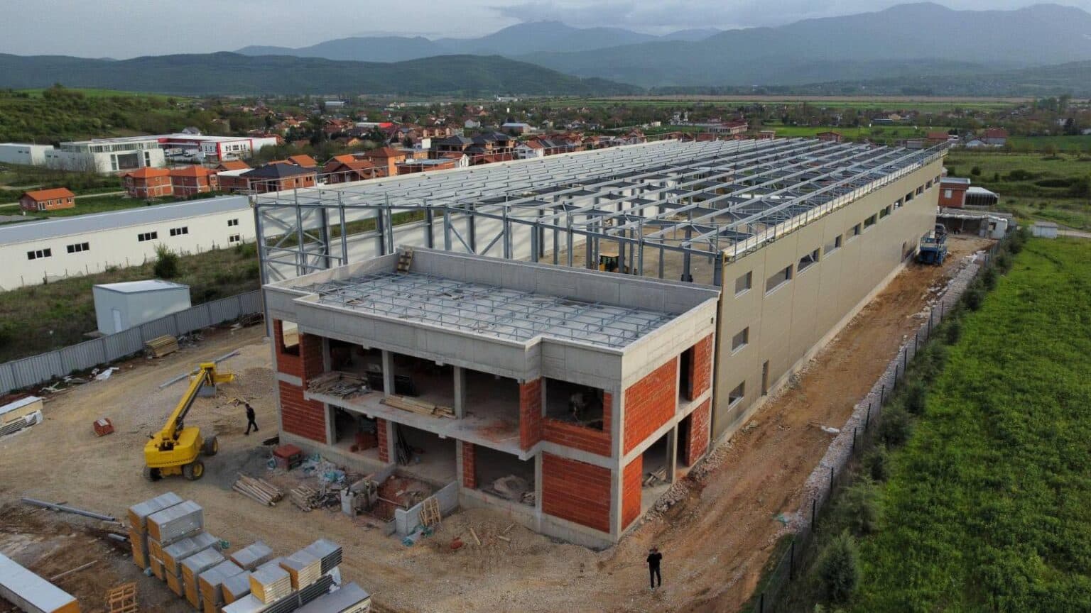 Индустриски објект со хала 2720м2 во Петровец - За Изнајмување - Петровец - Слика 11