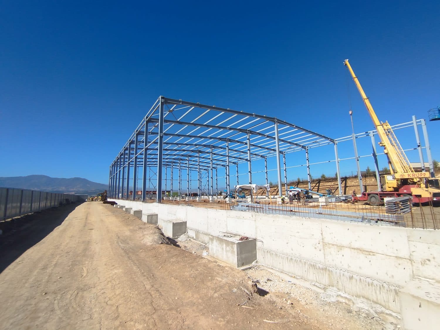 Индустриски објект со хала 2720м2 во Петровец - За Изнајмување - Петровец - Слика 4