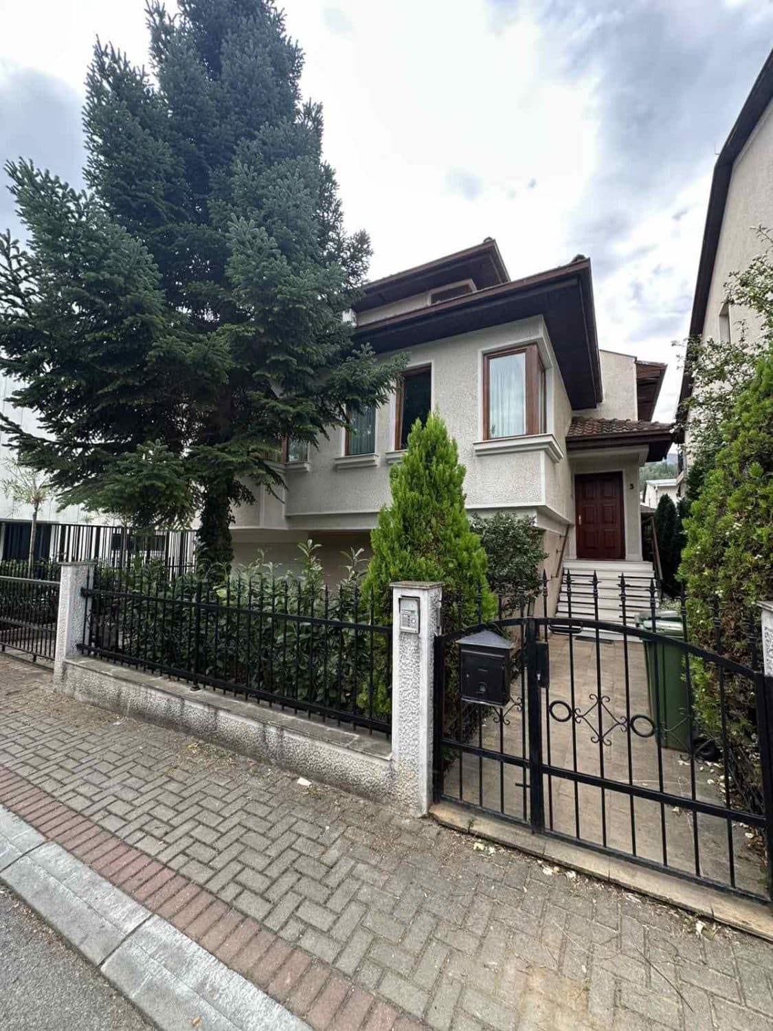 Куќа 250м2 на мирна локација во Трнодол - За Изнајмување - Карпош - Слика 1