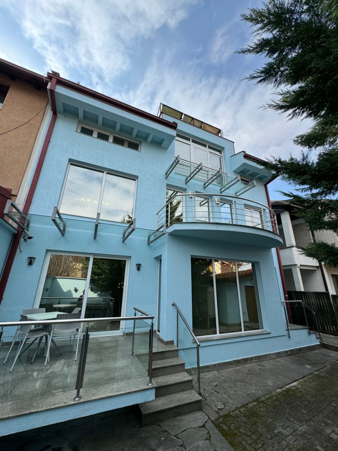 House 400m² on a quiet location in Kozle - For Rent - Karposh