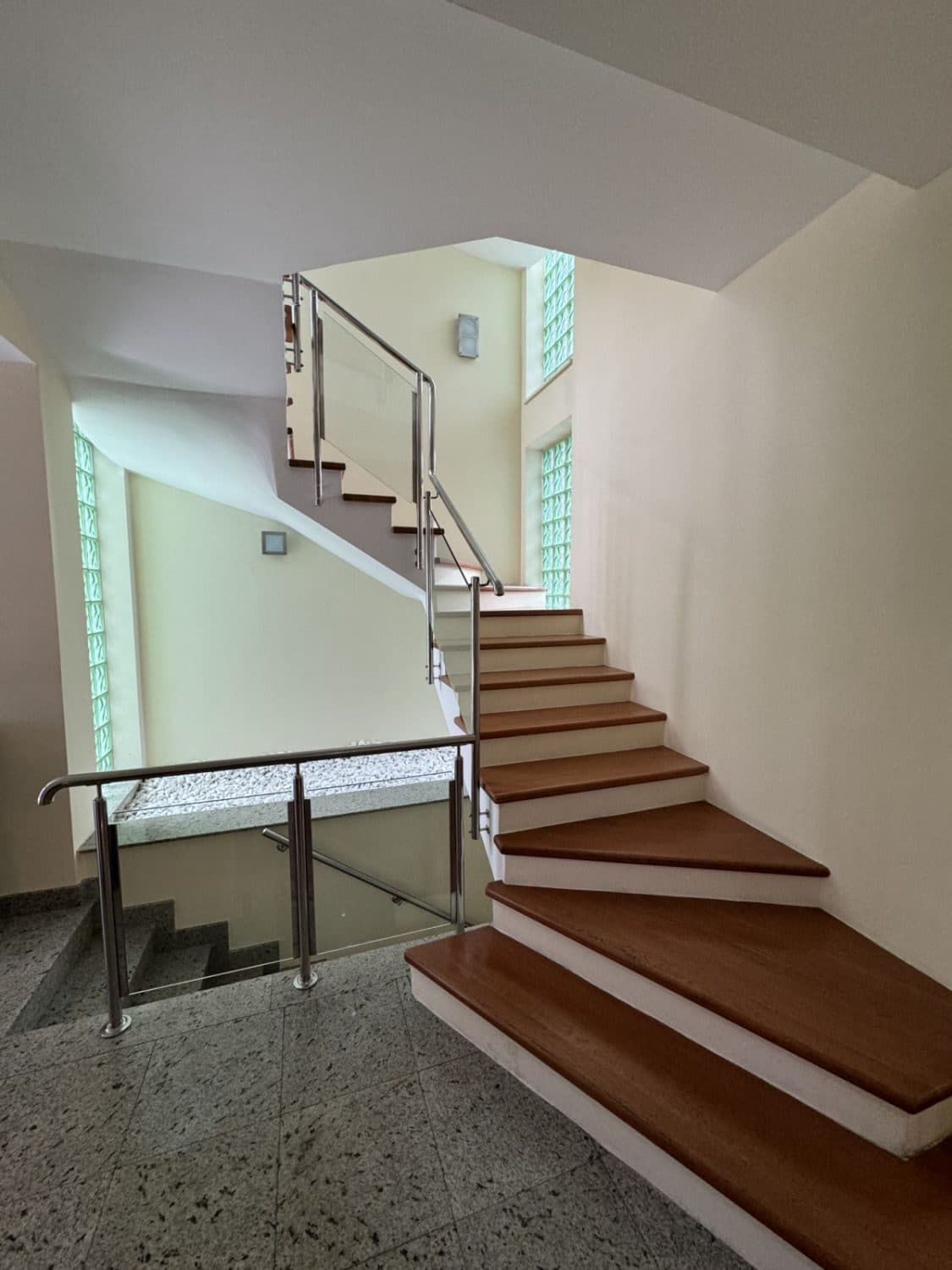 House 400m² on a quiet location in Kozle - For Rent - Karposh - Image 11