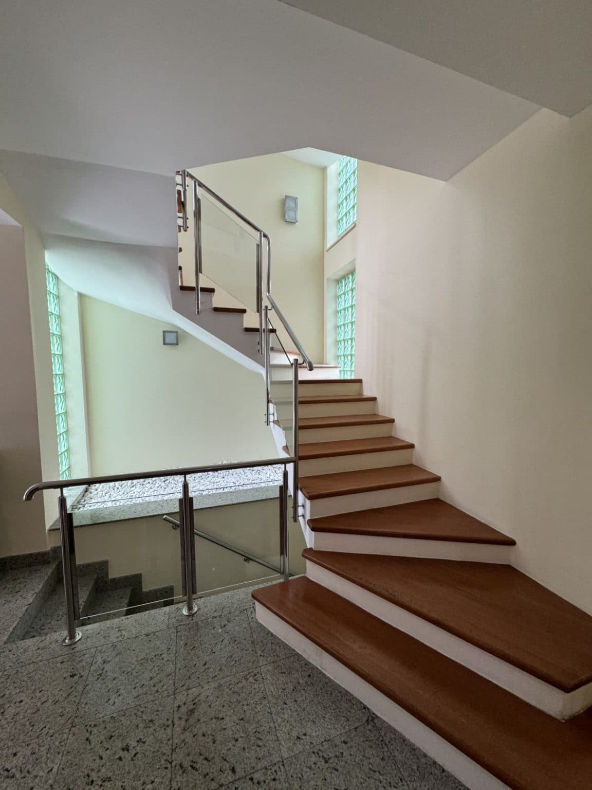 House 400m² on a quiet location in Kozle - For Rent - Karposh - Image 11