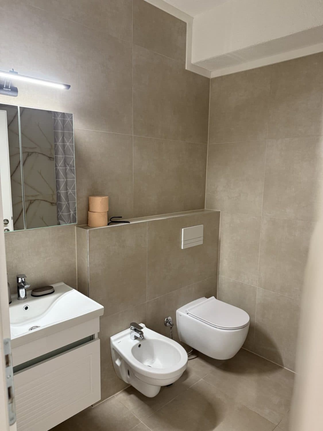 Комплетно опремен стан 135м2 во East Gate - За Продажба - Гази Баба - Слика 9