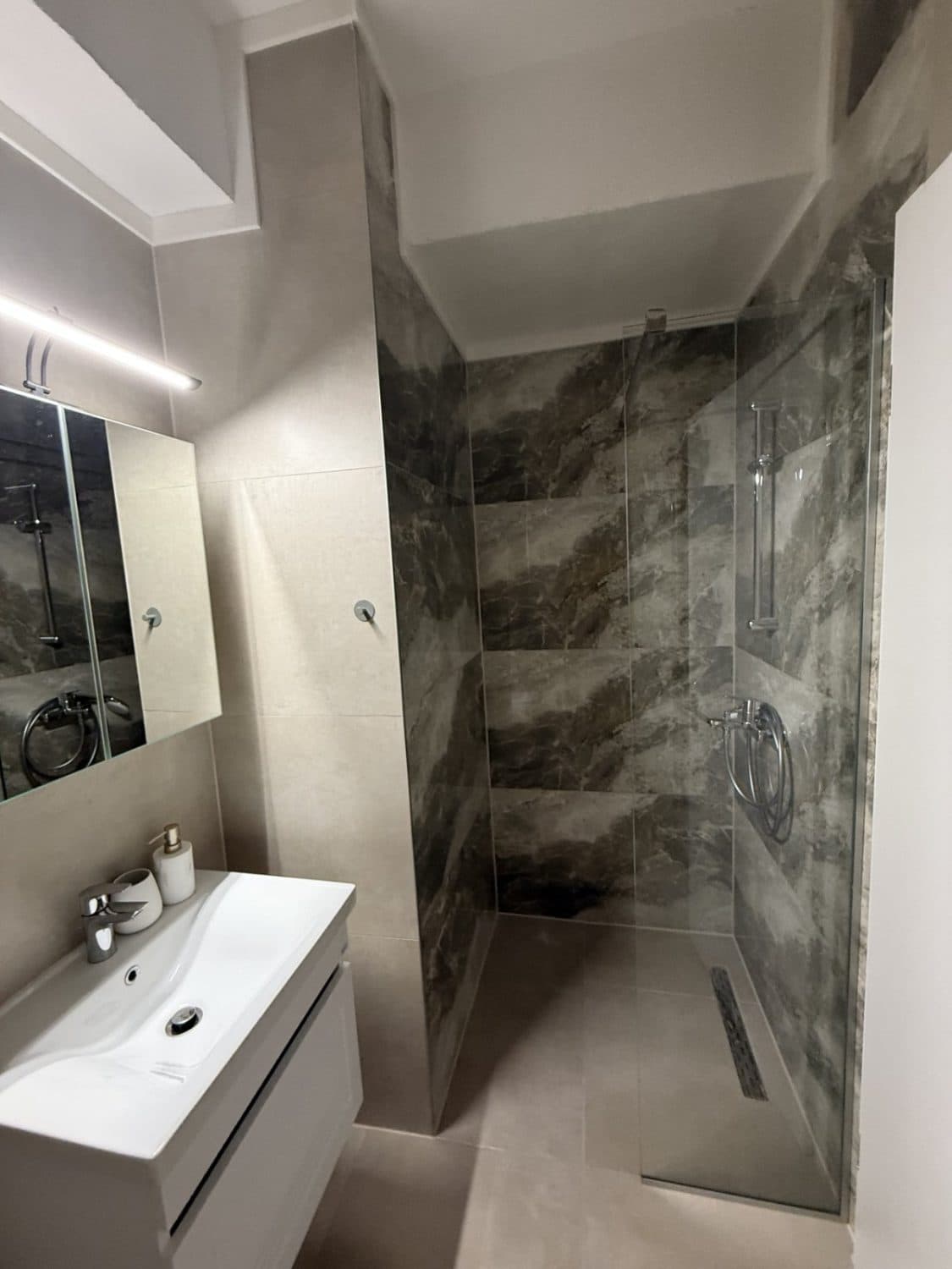 Комплетно опремен стан 135м2 во East Gate - За Продажба - Гази Баба - Слика 12