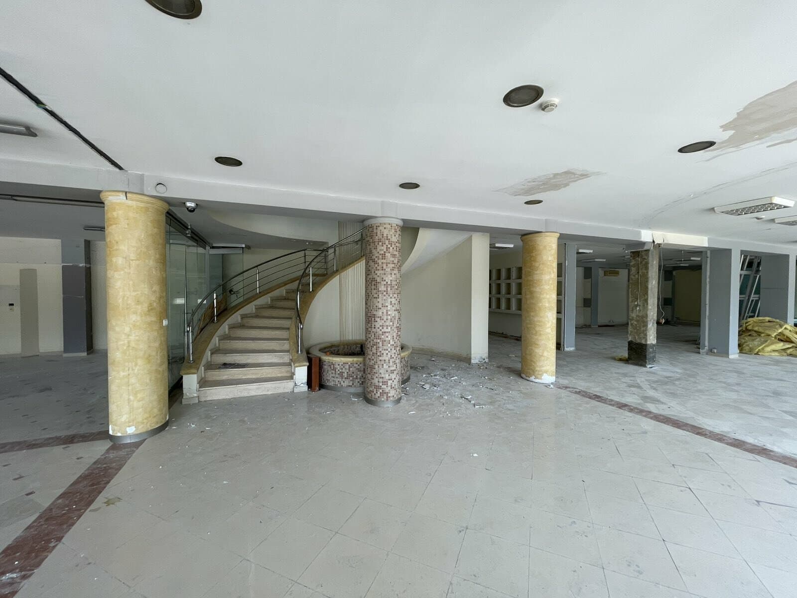 Деловен простор 900м2 во Кисела Вода - 3