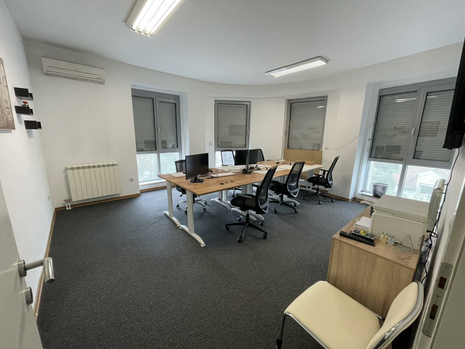 Стан 79м2 на Ленинова во Дебар Маало - За Изнајмување - Центар - Слика 1