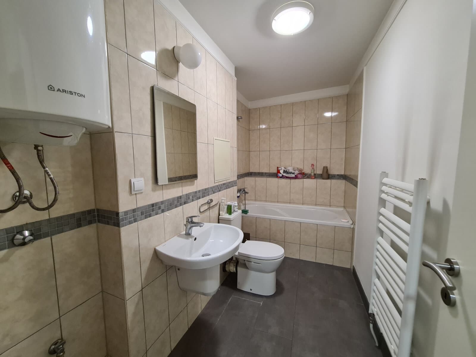 Стан 79м2 на Ленинова во Дебар Маало - За Изнајмување - Центар - Слика 8