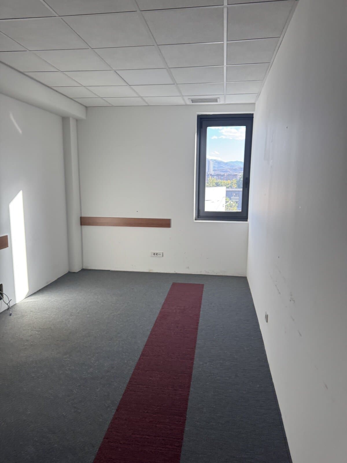 Се изнајмува деловен простор во Автокоманда - 3