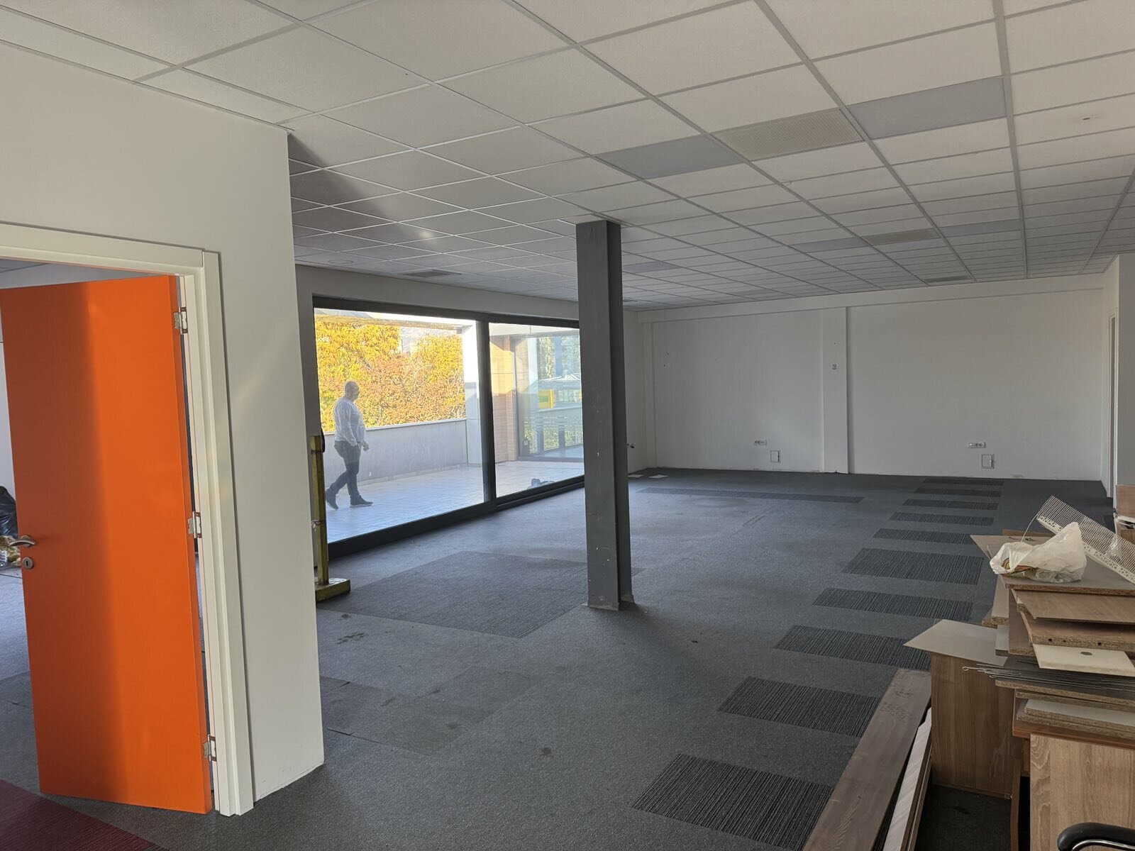 Се изнајмува деловен простор во Автокоманда - За Изнајмување - Гази Баба