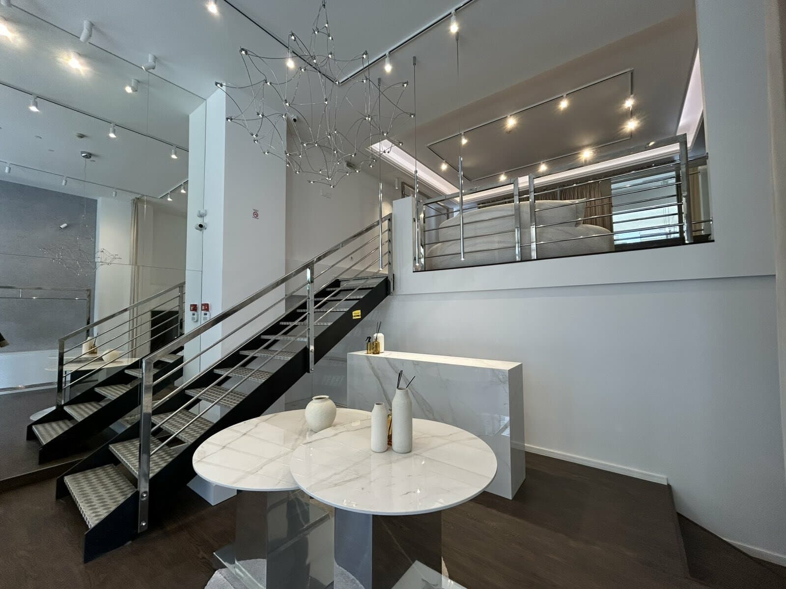 Деловен простор со галерија 90м2 во Центар - За Изнајмување - Центар - Слика 1